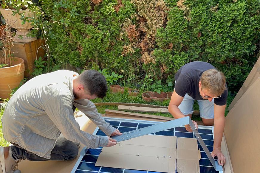 Die Füße und Halterungen für das Flachdach werden am Solarmodul von den Smart-Home-Fox Experten im Yuma Flat XL Balkonkraftwerk Test montiert.